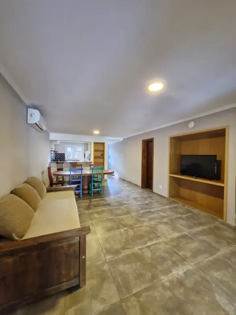 Living de duplex con sillones y mesa de comedor