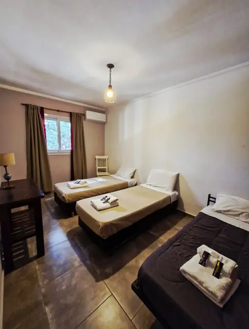Dormitorio matrimonial con vista al parque