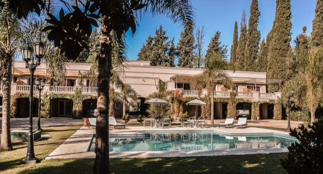 Vista del parque, la pileta y los duplex de Donna Emilia