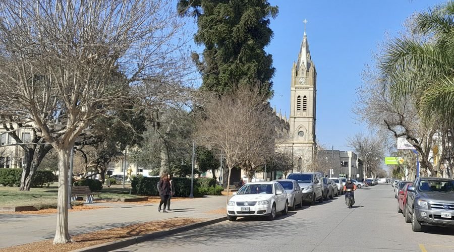 Plaza 1810 en el centro de Lobos