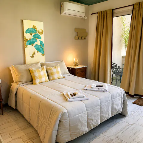 Cama matrimonial de la Suite 9 con salida al patio