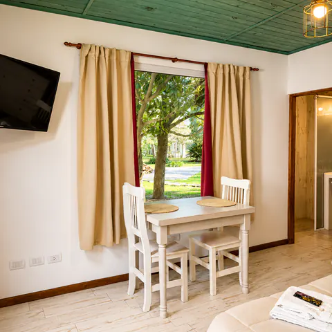 Mesa para dos junto al ventanal al parque de la Suite 12